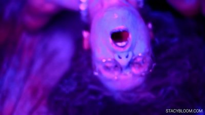 Mažylė masturbuojasi prieš kamerą ir pasiekia orgazmą.